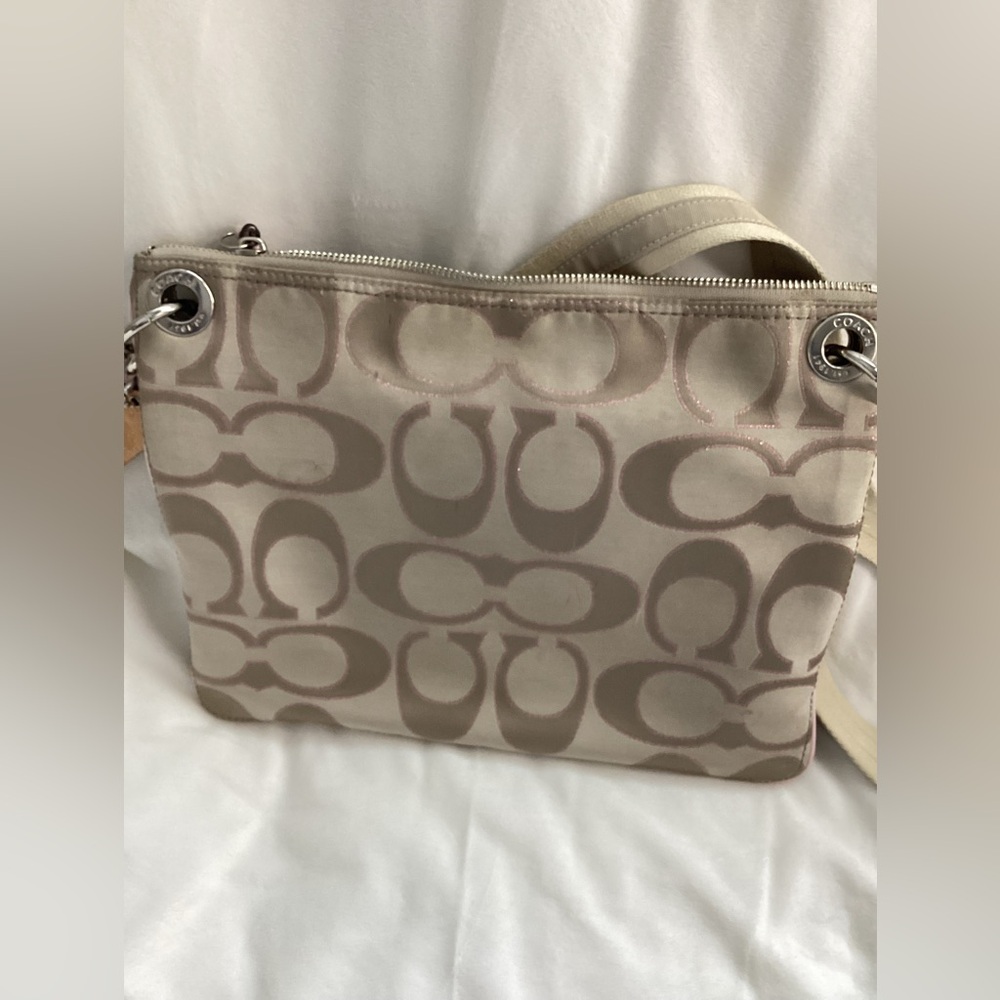 Elegant Crossbody Bag with Pink Accents - Picture 5 of 5